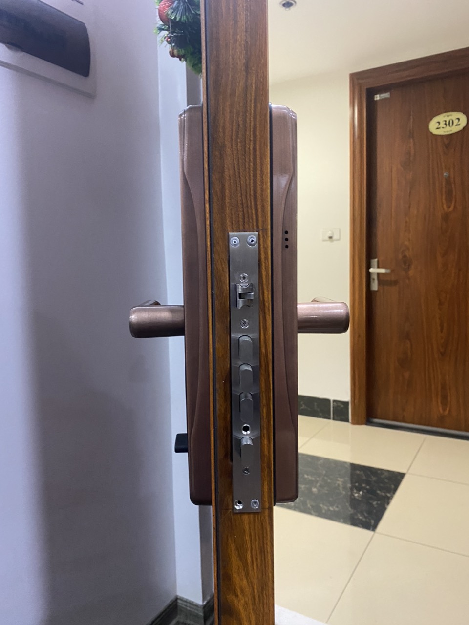 Lắp đặt khóa cửa 5 chức năng Raamos R450 tại Hà Nội