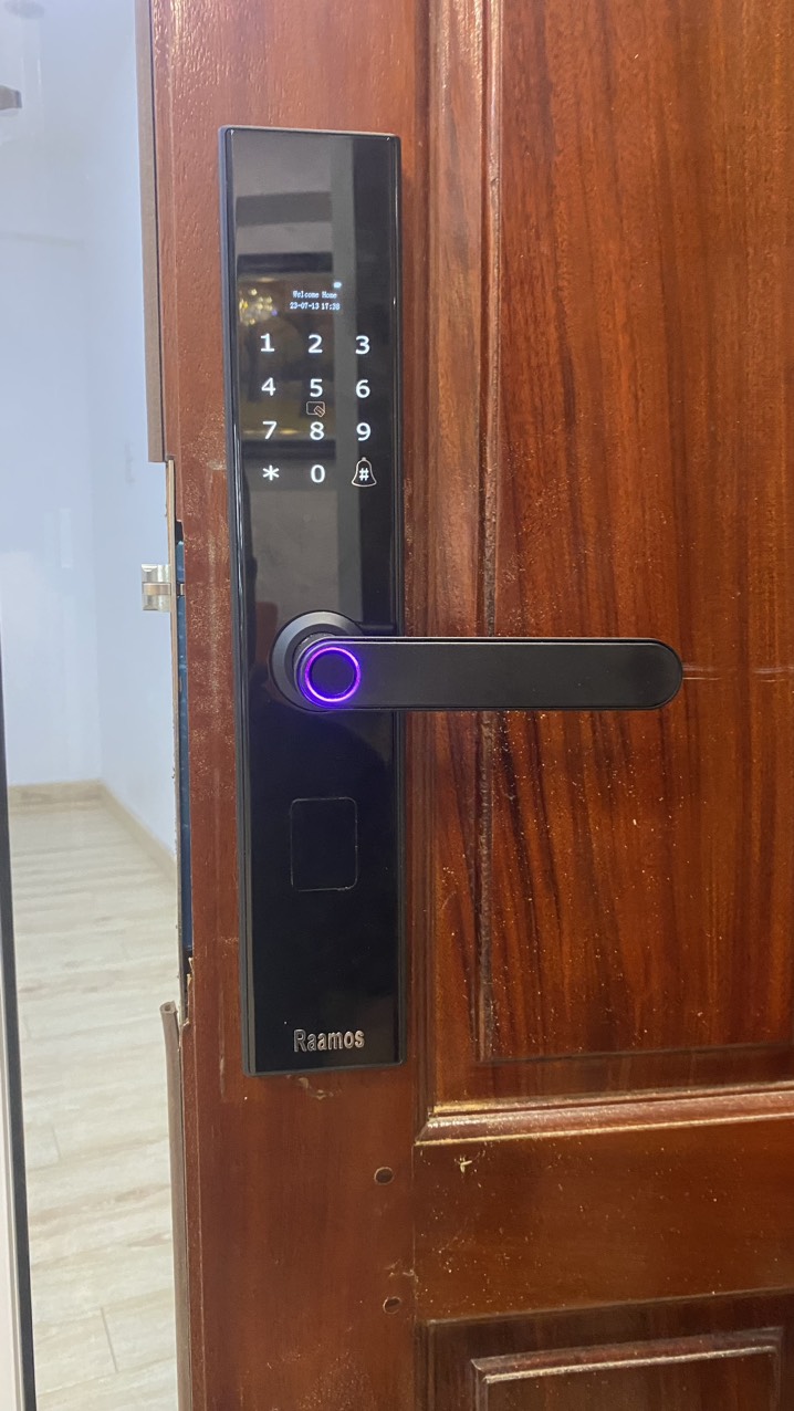 Lắp đặt khóa cửa 5 chức năng Raamos R480 Tại chung cư Vinaconex 136 Hồ Tùng Mậu