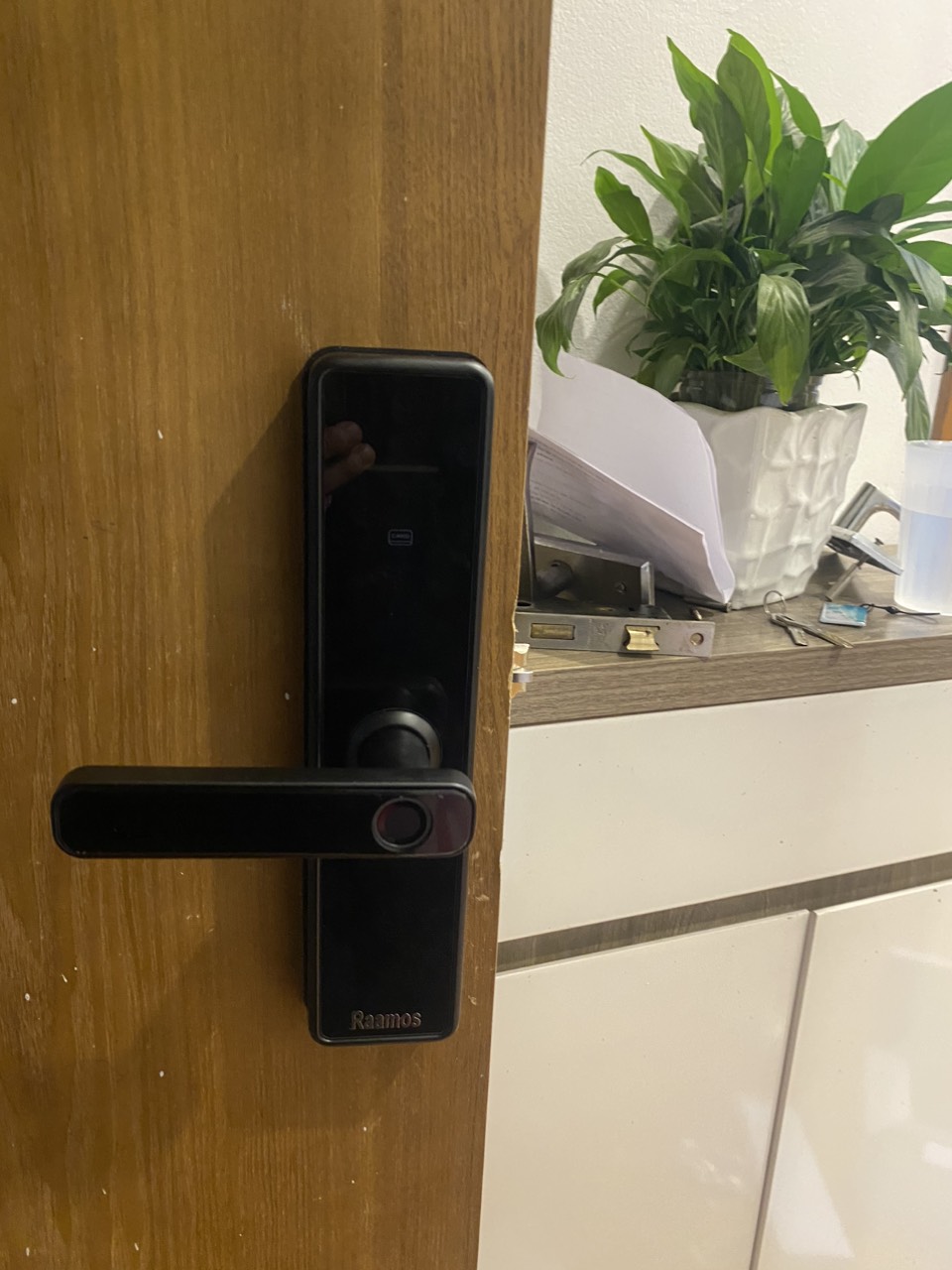 Lắp đặt thực tế sản phẩm khóa 4 chức năng Raamos R2 tại Hà Đông Hà Nội