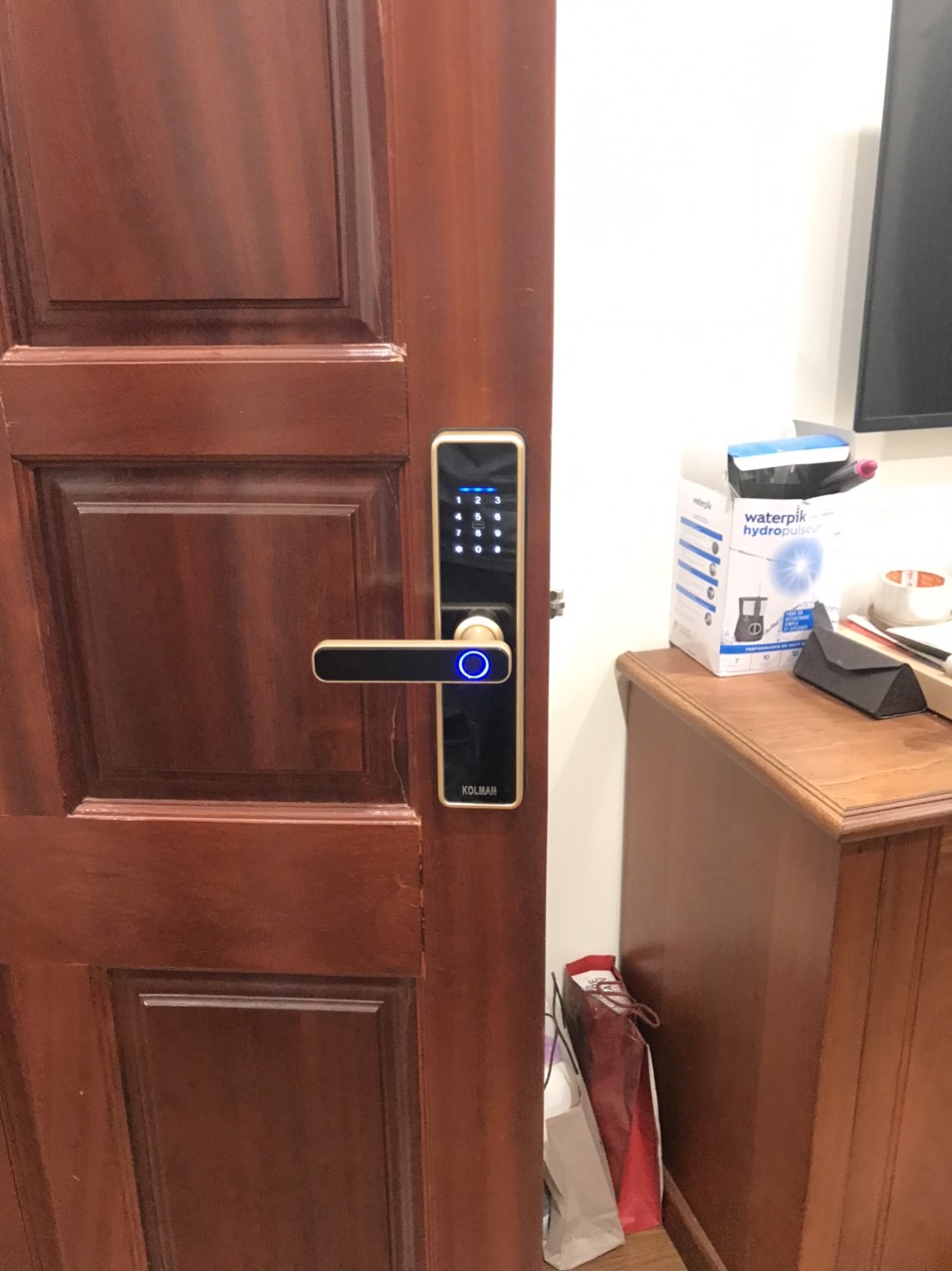 Lắp đặt thực tế sản phẩm khóa 5 chức năng Raamos R2/W Plus tại Vihome Long Biên, Hà Nội